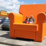 Winkelcentrum Aan de Kade nieuwe look - bank met kinderen